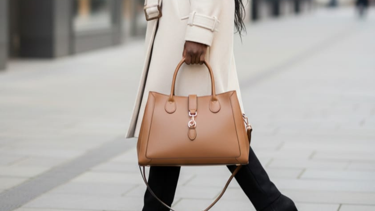Dimentica il nero: i colori di borsa che rendono ogni outfit più interessante