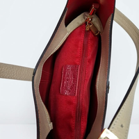 Borsa Evelin in Pelle taupe con Pochette Rossa | SP Style Boutique"