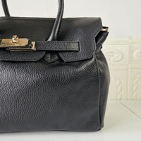 Borsa PARIS a mano in vera pelle martellata nera con chiusura a lucchetto, Made in Italy