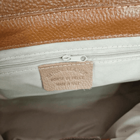 Borsa PARIS Cuoio - dettaglio hardware oro e chiusura a lucchetto
Borsa PARIS Cuoio - interno in vera pelle e microfibra