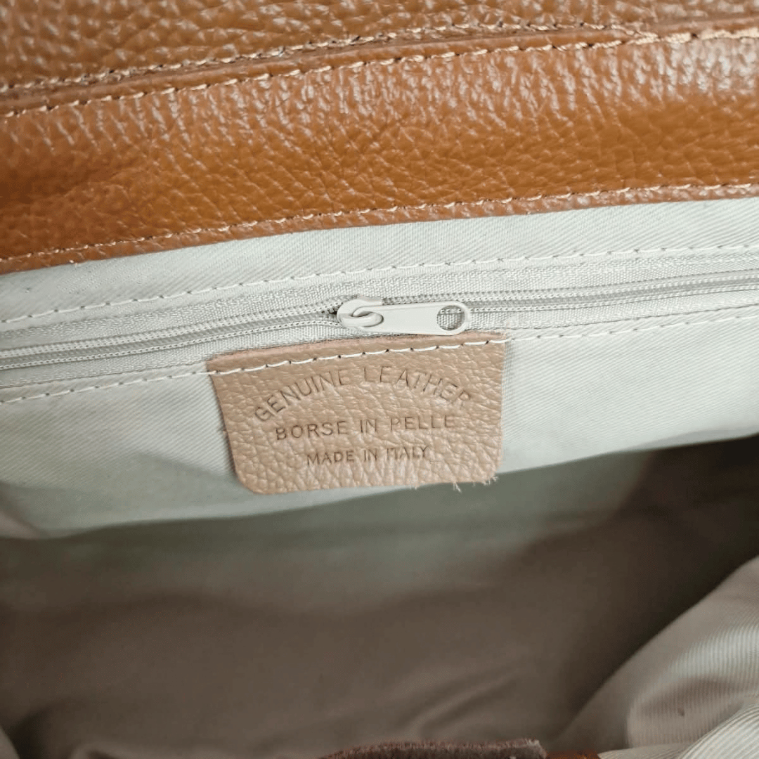 Borsa PARIS Cuoio - dettaglio hardware oro e chiusura a lucchetto
Borsa PARIS Cuoio - interno in vera pelle e microfibra