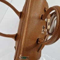 Borsa PARIS Cuoio - dettaglio hardware oro e chiusura a lucchetto
Borsa PARIS Cuoio - interno in vera pelle e microfibra