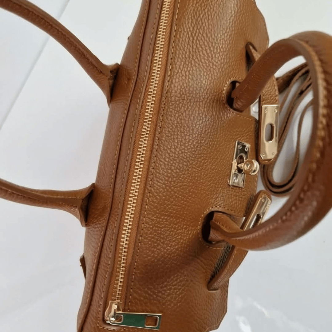 Borsa PARIS Cuoio - dettaglio hardware oro e chiusura a lucchetto
Borsa PARIS Cuoio - interno in vera pelle e microfibra