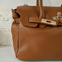 Borsa PARIS Cuoio - dettaglio hardware oro e chiusura a lucchetto
Borsa PARIS Cuoio - interno in vera pelle e microfibra