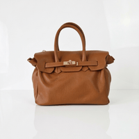 Borsa PARIS a mano in vera pelle martellata cuoio con chiusura a lucchetto, Made in Italy