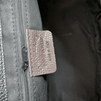 Borsa PARIS a mano in vera pelle martellata nera con chiusura a lucchetto, Made in Italy