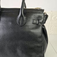 Borsa PARIS a mano in vera pelle martellata nera con chiusura a lucchetto, Made in Italy