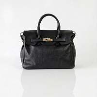 Borsa PARIS a mano in vera pelle martellata nera con chiusura a lucchetto, Made in Italy
